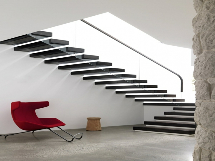 crne stepenice s staklenom ogradom crvenom stolicom, drvenim stolnjama - staircase idejama