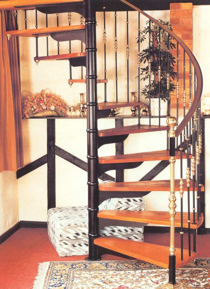 Escalier en colimaçon en bois, un fauteuil en dessous de couleur blanche et décoration avec des fleurs séchées