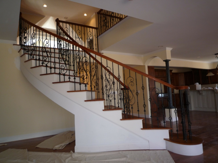 escalier blanc, parapet en bois, bâton de fer - encadrement d'escalier