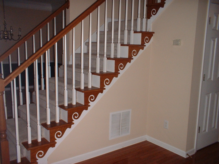 une décoration comme des vagues sur les bords de couleur brune - idées d'escalier
