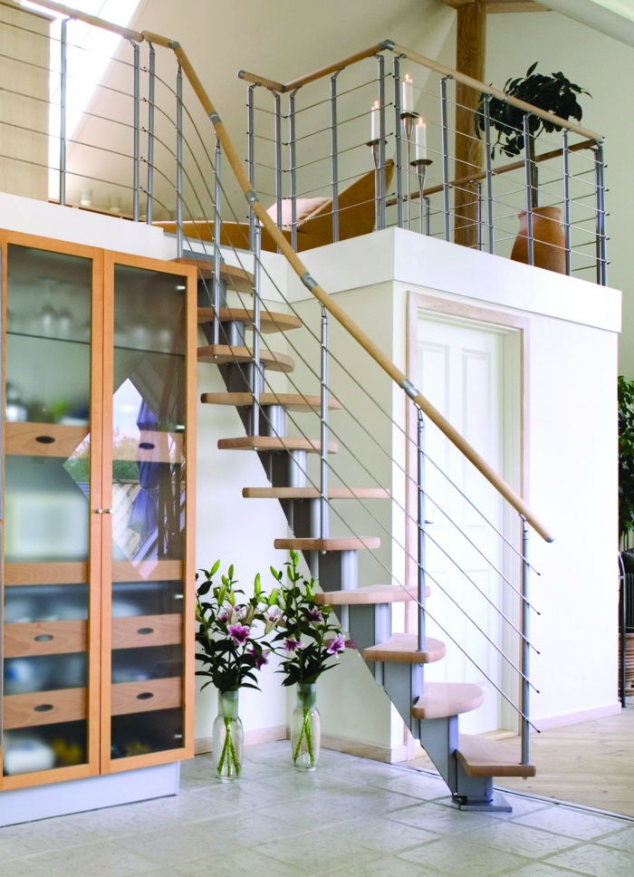 une étagère avec mur de verre, petit escalier et vases en verre avec des fleurs