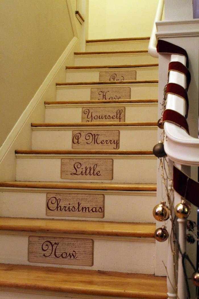Message de cadre sur l'escalier de Noël avec l'écriture de la table sur l'escalier
