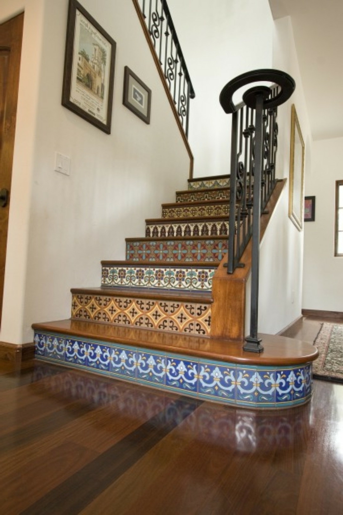 Escalier papier peint de couleur blanche, autocollants colorés pour chaque escalier