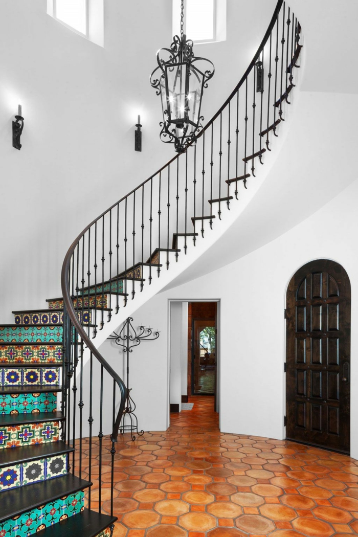 escaliers en colimaçon colorés avec des motifs intéressants de fleurs et de figures géométriques