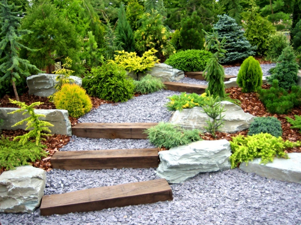 حديقة مصممة مع العديد من النباتات الخضراء والسلالم محلية الصنع