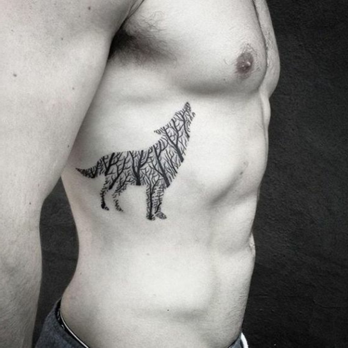 egy ember egy fekete farkas tetoválás fákkal - farkas törzsi