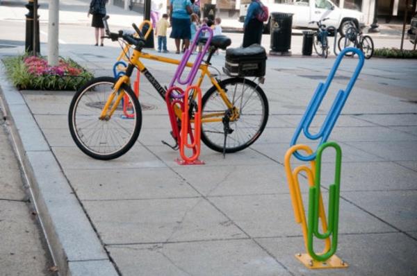 obojene biciklističke police poput stezaljke