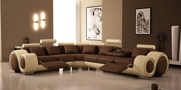 غرفة المعيشة الحديثة مع نموذج مثير للاهتمام من أريكة جلدية