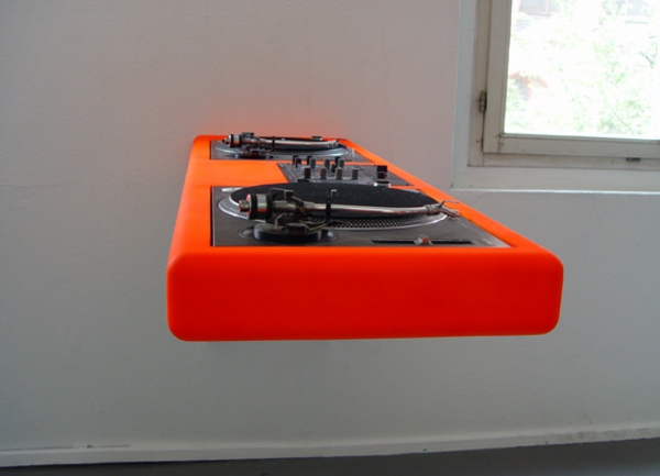 ултрамодерни-DJ-маси в ярки цветове - много практичен модел