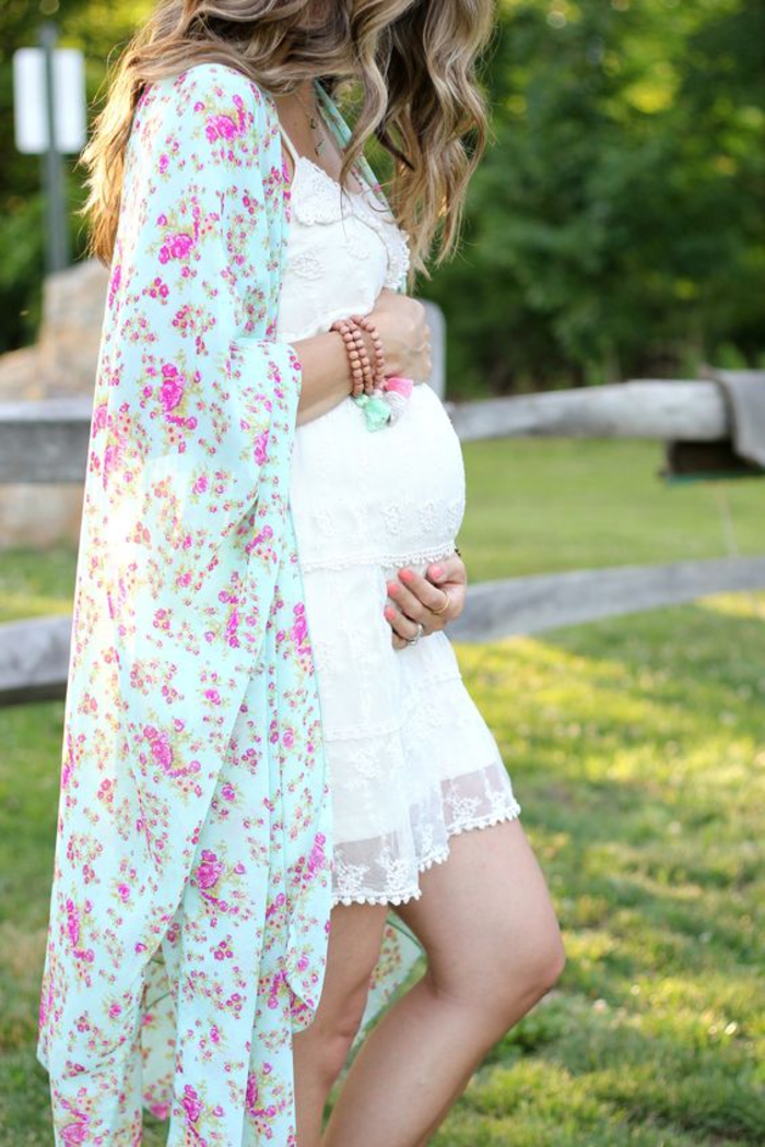majčinstvo haljina u bijelom, rt s cvjetnim uzorkom, ljetna moda za slobodno vrijeme