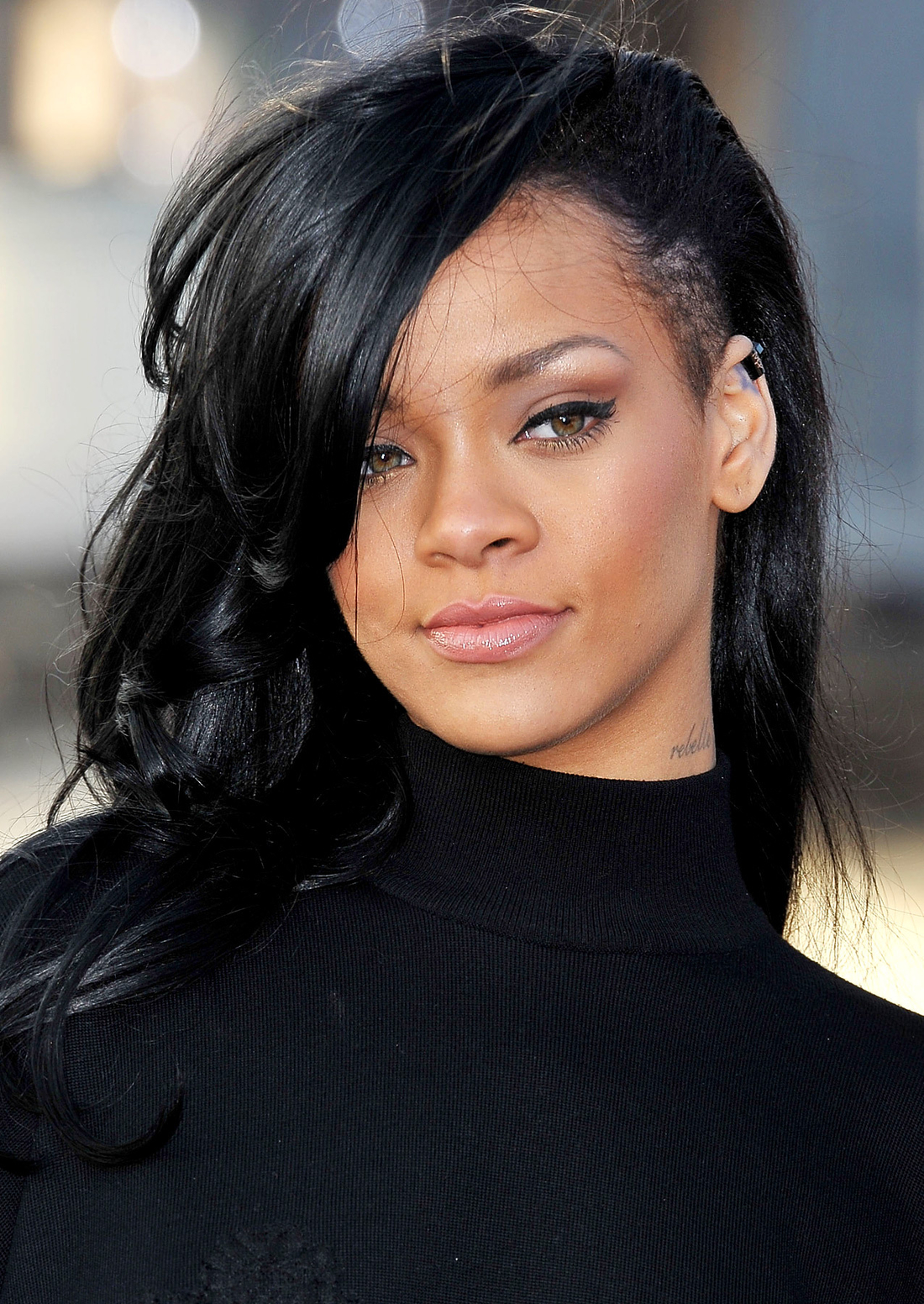 crna kosa, duge kose Dame u potrazi za Rihanna s okruglim naušnicama, strana frizura