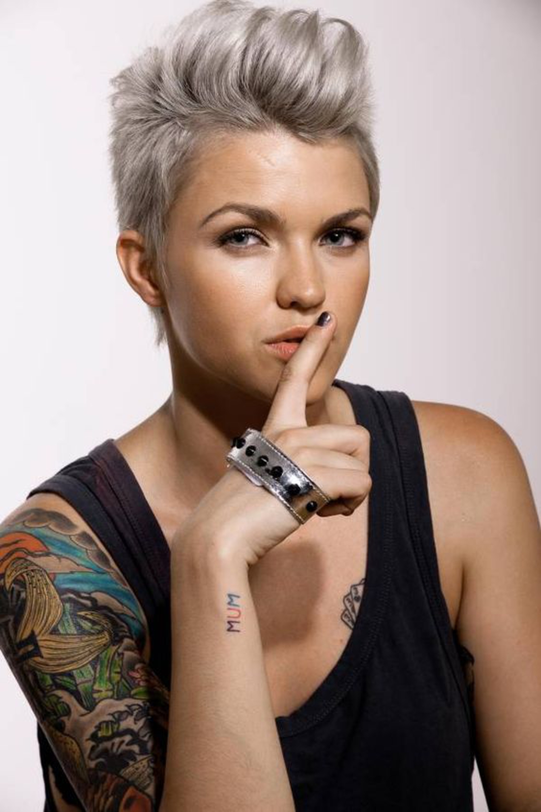 бунтовна жена с подсилена сива коса и цветни татуировки