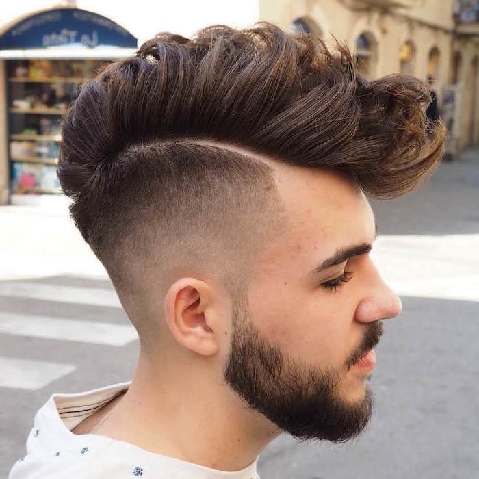 podcut stil muškarac s bradom frizuru dugu kosu sjajni stil različitih duljina kose