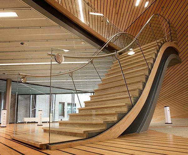 Exclusivo diseño interior con escaleras interiores de madera