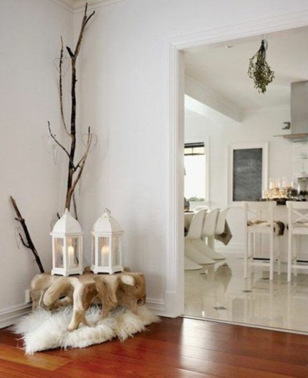 fehér karácsonyi dekoráció - a szoba sarkában