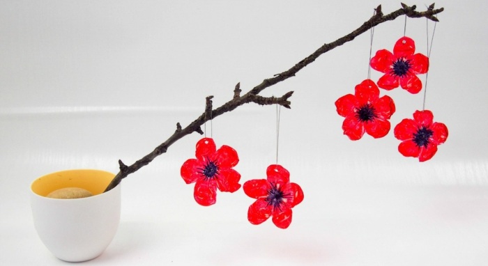 bricolage décoration pour la maison faire soi-même, pot de fleur, branche, fleurs en plastique rouge