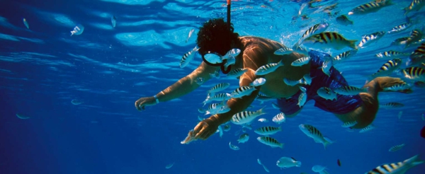 почивки в Френска Полинезия--а-човек във вода