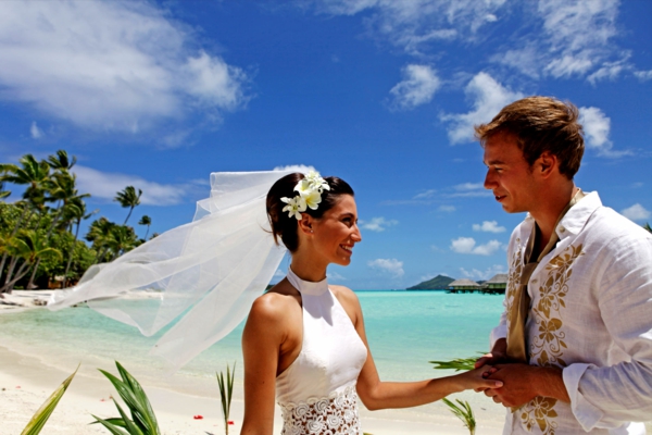 почивки в Френска Полинезия--а-булка и младоженец-а-