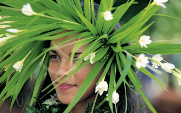 почивки в Френска Полинезия--а-жена-с-цветя-на-на главата