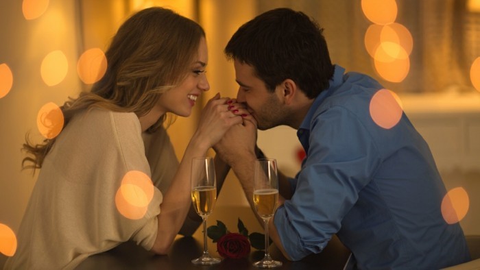 Valentinovo pozadina muškarac-and-žena-vidjeti-intimne trenutke-