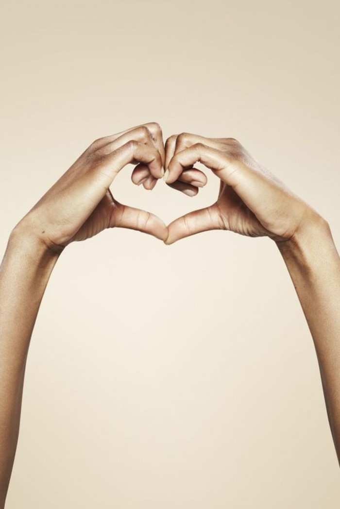 Valentinovo pozadina dvije ruke-u-obliku-od-srca