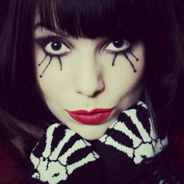 vampire maquillage-une-jeune-femme-lèvres en rouge