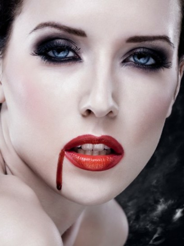vampire maquillage-femme-sexy-blue-eyes