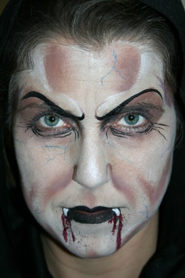 vampire maquillage-homme-femme avec des yeux brillants