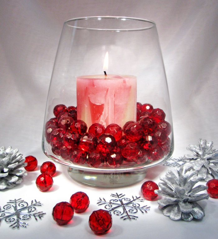 vázák-deco-ötletek-rózsás gyertya-és veiele Red díszítő kövek