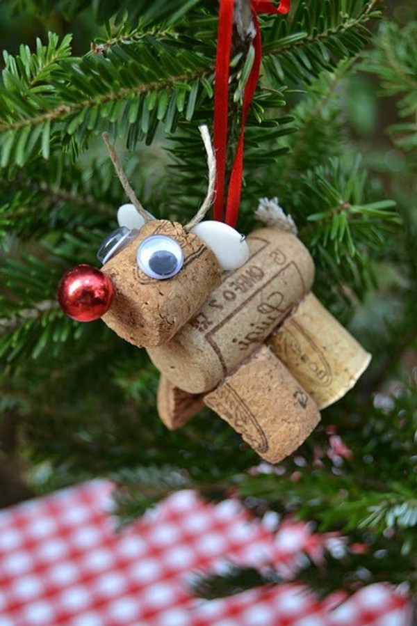 increíble-idea-para-juguetear-con-corcho-gamo juguetes ciervos colgando en el árbol de Navidad