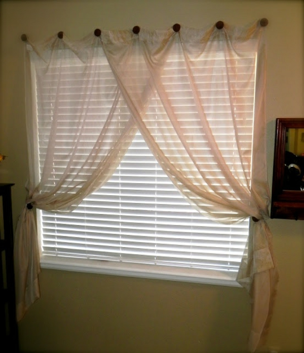 Pequeña ventana con cortinas transparentes