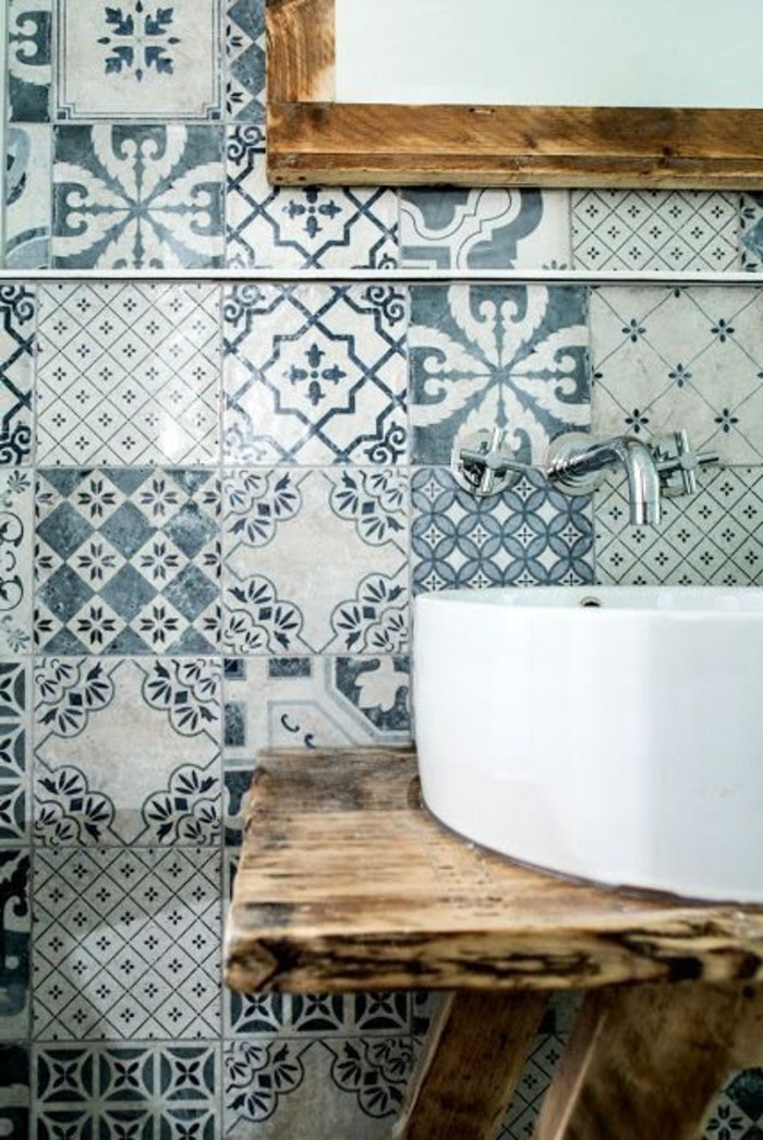 -varios azulejos del cuarto de baño-con-corriente de diseño