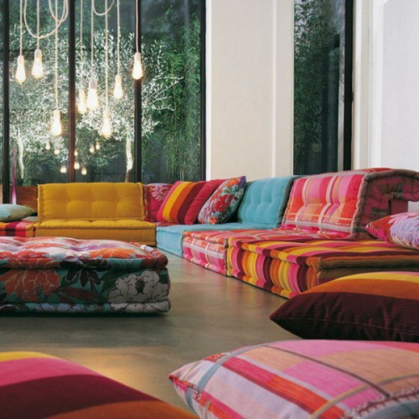многоцветна ориенталска седалка от възглавници, изработена от стъкло