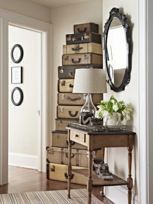 muchas maletas en el diseño retro corredor con un hermoso espejo