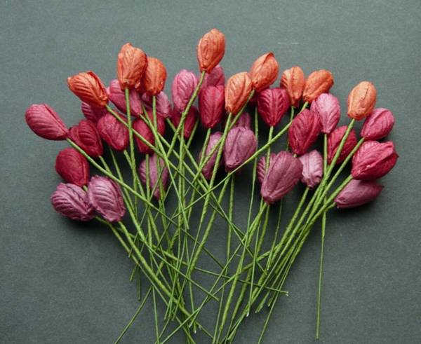 mnogo ružičastog i crvenog tulipanskog obrta - siva pozadina