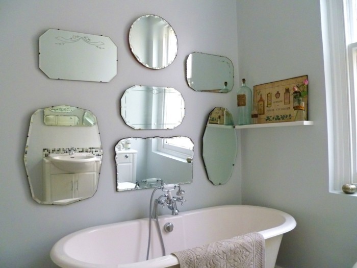 كثير-خمر-مرآة على رأس الجدار في الحمام-مع-الرجعية حمام