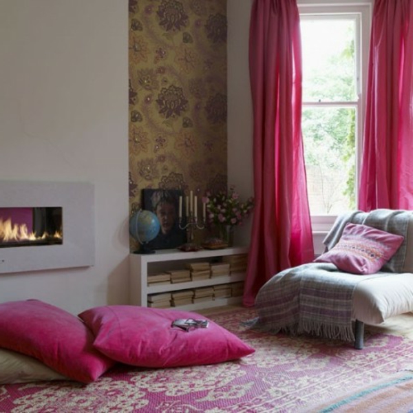 ružičasti jastuci sjedala u orijentalnom stilu i ružičaste zavjese