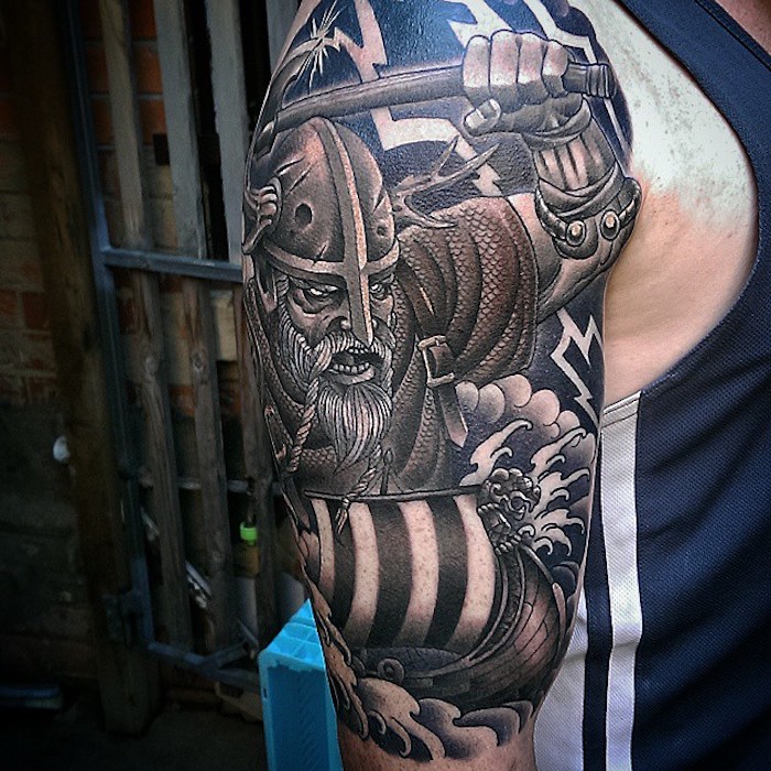 käsivarren tatuointi, musta ja harmaa tatuointi, käsivarret, laiva