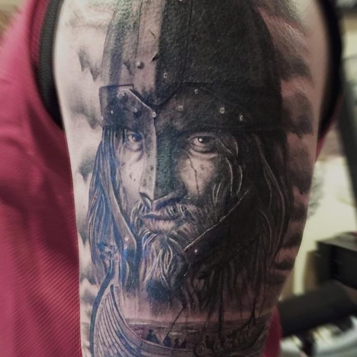 мъж с дълга брада, татуировка на горната част на ръката, горна част на ръката, викинг