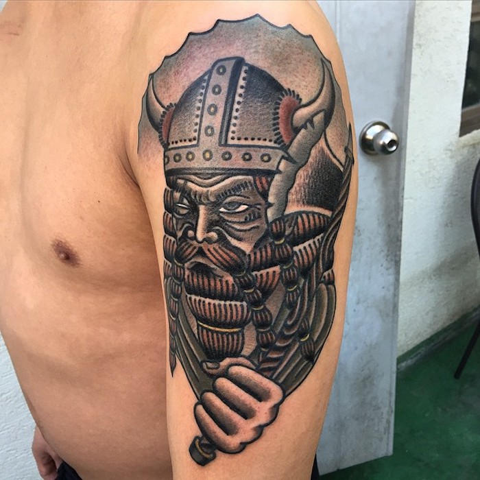 човек, горна част на ръката, татуировка на горната част на ръката, викинг, шлем, оръжие