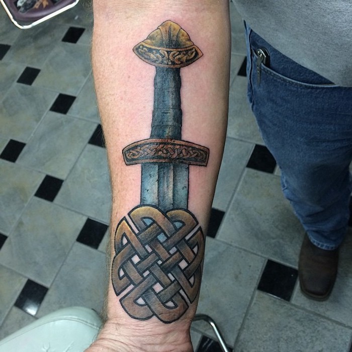čovjek, ruka, armtattoo, mač, šareni tetovaža