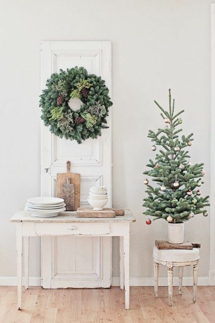vintage-eszköz-fehér belső kis dekoratív ékszerek fenyőfa-gyűrű fenyő ágak Thong karácsonyi dekoráció