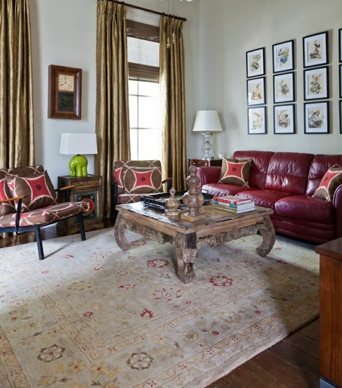 винтидж интериор холна маса, изработена от масивно дърво килим с етно мотиви немалки стенописи-червено-кожен диван