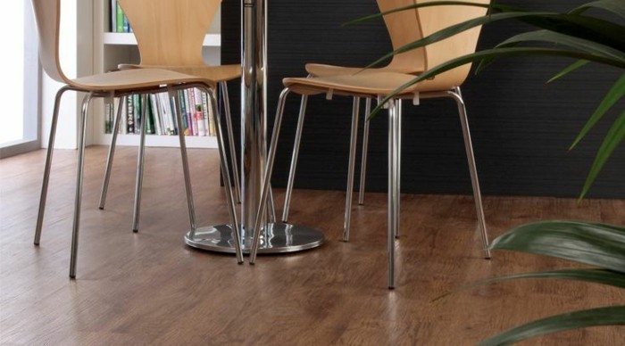 vinil-laminált padló-nagy-nappalis és modern székek