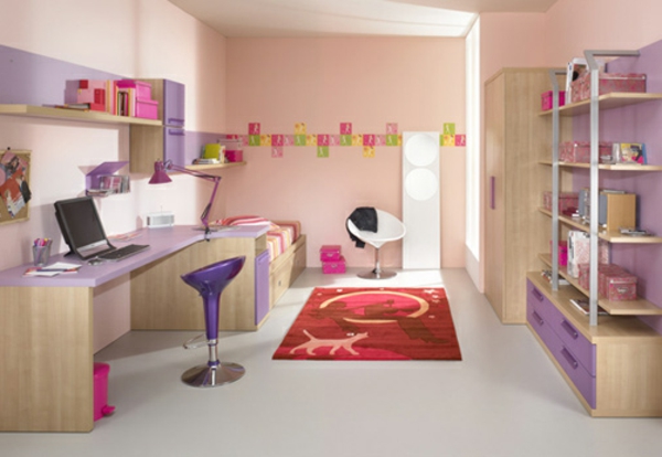 escritorio con computadora y muebles de color púrpura en la habitación de los niños