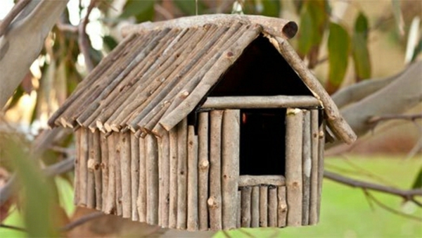 birdhouse-wood-beautiful-design- العديد من العصي الصغيرة