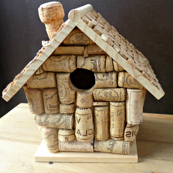 къщичка за птици-собствена вградена от-корк върху дървена маса