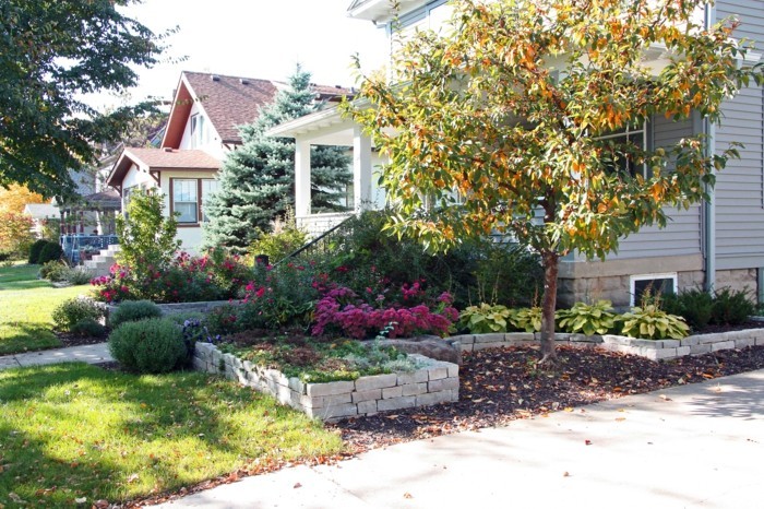 Vorgarten-make-casa-con-jardín delantero-árbol-follaje hojas otoño-otoño