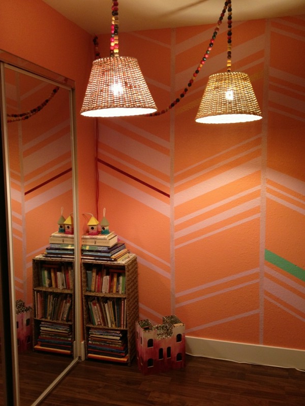 Модерно оборудване за коридорите - оранжева боя на стени с линии