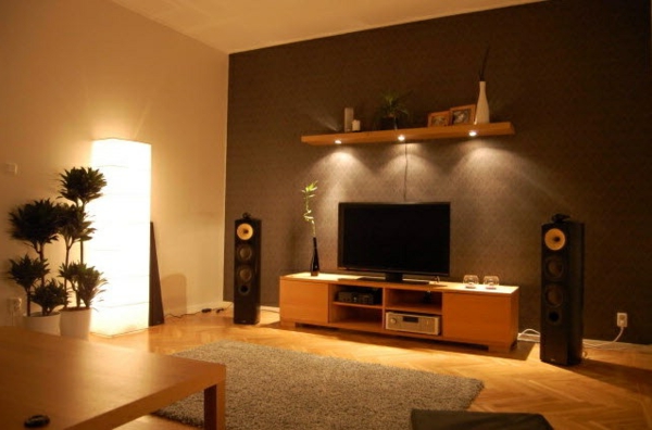 diseño de pared en la sala de estar - hermosa iluminación - alfombra suave